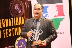 Manish-Sharma-with-his-trophy-for-the-film-Baokchambab