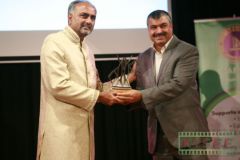 KISFF Chairman Aasif Karim gives the Chairman’s award trophy to HE. Abdul Shaffi Salaam the acting ambassador of Iran to Kenya for the film Knockout from the Islamic Republic of Iran.